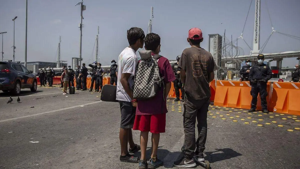 EU puede seguir expulsando migrantes en frontera con México, pero con límites